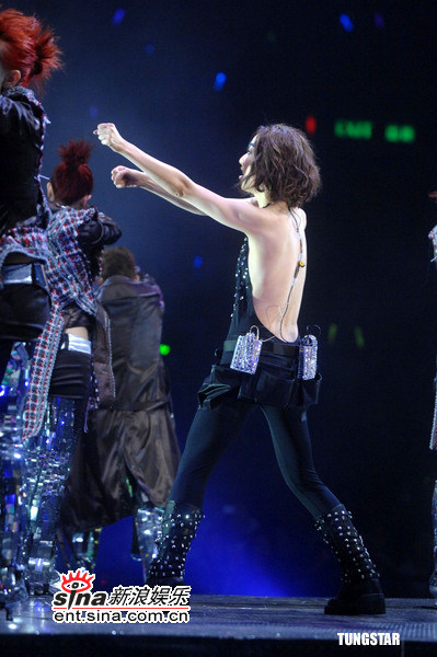 新浪娱乐讯 一连8场郑秀文2007演唱会今晚在红馆揭幕,首晚嘉宾有