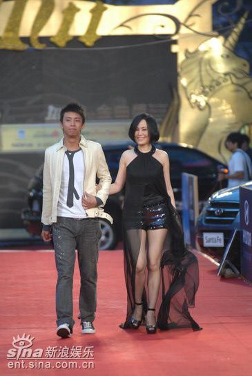 图文:江蕙身着黑色礼服裙登上星光大道