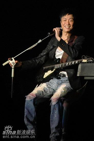 图文:郑中基上海开唱--郑中基吉他弹唱