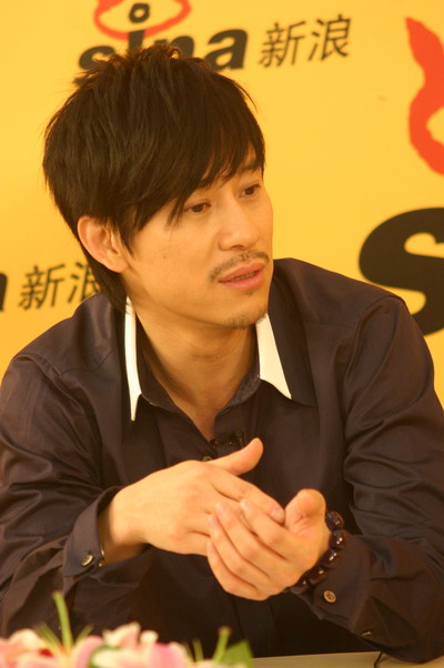 图文:解小东复出携新歌做客聊天-腰伤未痊愈