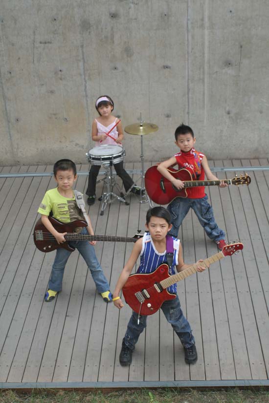 小乐队演绎王宝力作《我的2008》赢喝彩(组图)