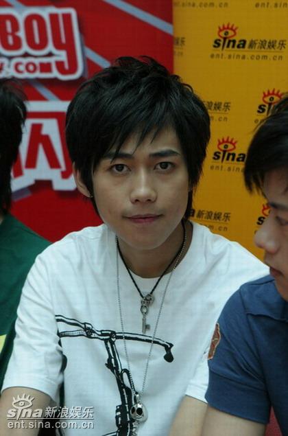 图文快男6强独家做客新浪苏醒眼圈泛黑