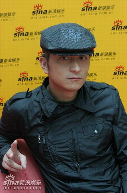 图文:快男6强独家做客新浪--吉杰坚持音乐梦想