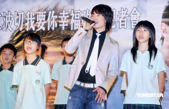 盛噶仁波切与歌迷合唱