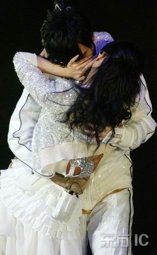 组图:罗志祥南京演唱会 与蔡依林公开激情拥吻