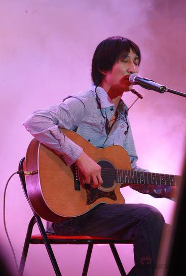 图文:万晓利获奖登台献唱 市井民谣感动香港