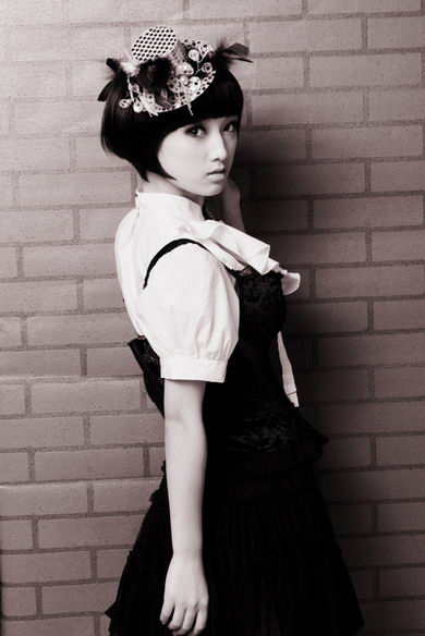 组图:赵姝木偶娃娃照曝光 为新单曲宣传拍照