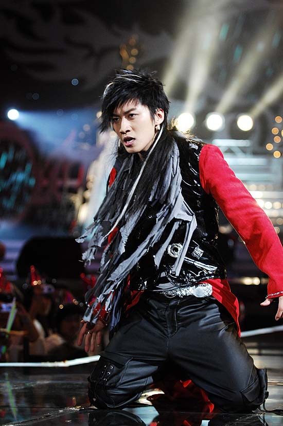 图文:好男儿5进4比赛--kimi跪在地上挣扎