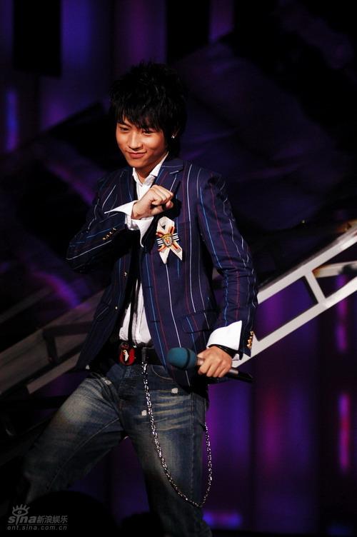 图文:快乐男声4进3总决赛--魏晨滑稽一笑