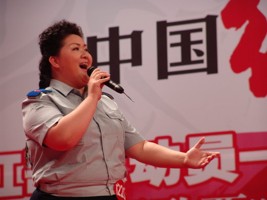 图文:"重量级"红歌手赢得满场喝彩