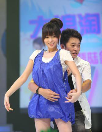 组图:金莎遭男主持熊抱 纤腰受重创深感巨痛