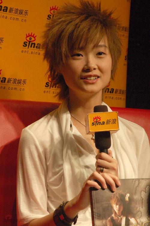 图文:李宇春新书发布会--接受新浪独家专访