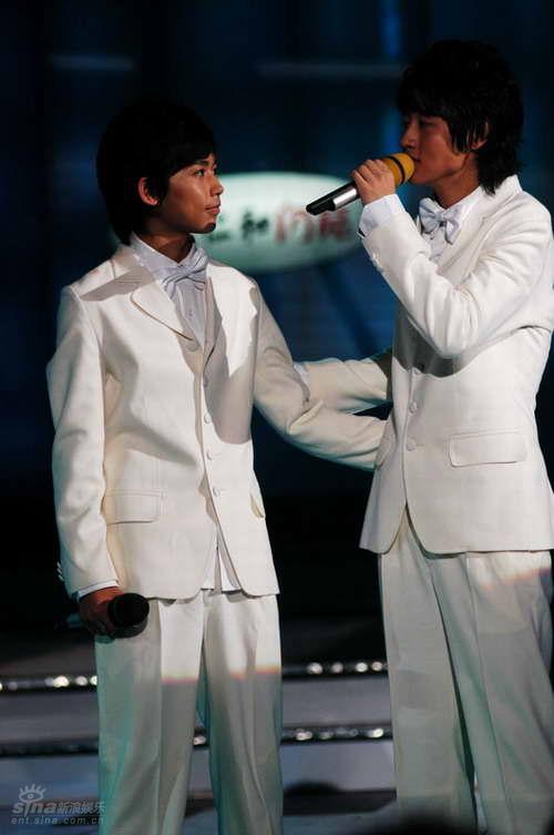 图文快乐男声总决赛3进2苏醒魏晨相互对望