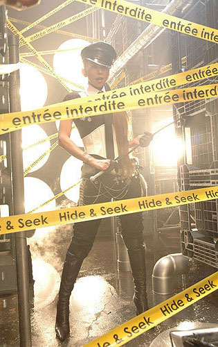 图文:安室奈美惠新专辑--皮靴酷感十足