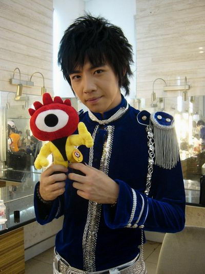 快乐男声总决赛后台 俞灏明与小浪合影