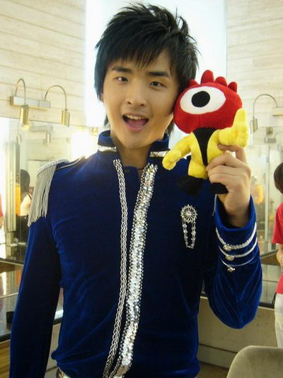 快乐男声总决赛后台 张远与小浪合影