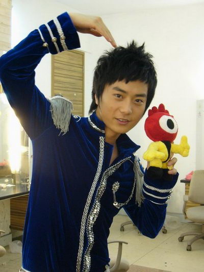 快乐男声总决赛后台 陆虎与小浪合影