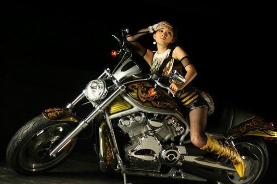 性感诱惑造型王一冰动用50万哈雷摩托拍mv