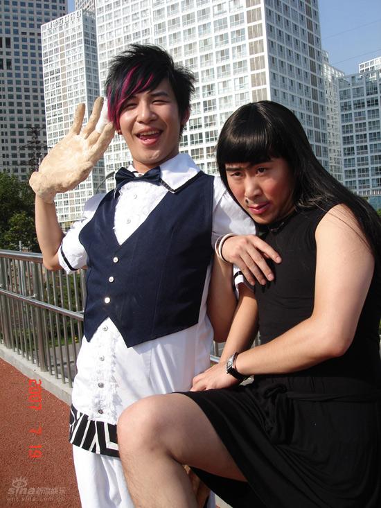 图文:花儿乐队mv探班--王文博美女装