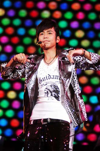 图文:苏醒唱《rock you》双手竖拇指指向自己