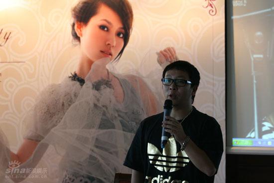 图文:张靓颖新歌鉴赏会--华谊音乐老总袁涛