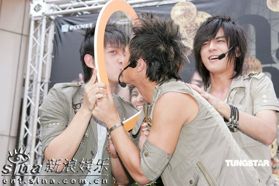 弹头,宇豪,张杰 (听歌,blog) ,lara,加紧练功,力图在舞台表演和做另