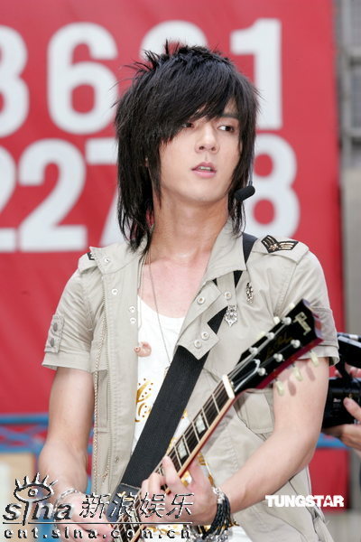 图文:南拳妈妈签唱会--张杰长发帅气