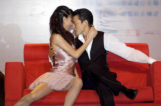 图文:刘德华国语大碟震撼登场--与女舞伴缠绵