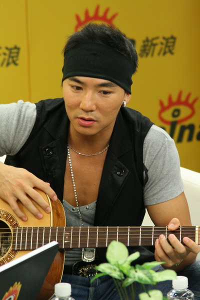 图文:刘畊宏独家做客新浪--写歌被周董否定