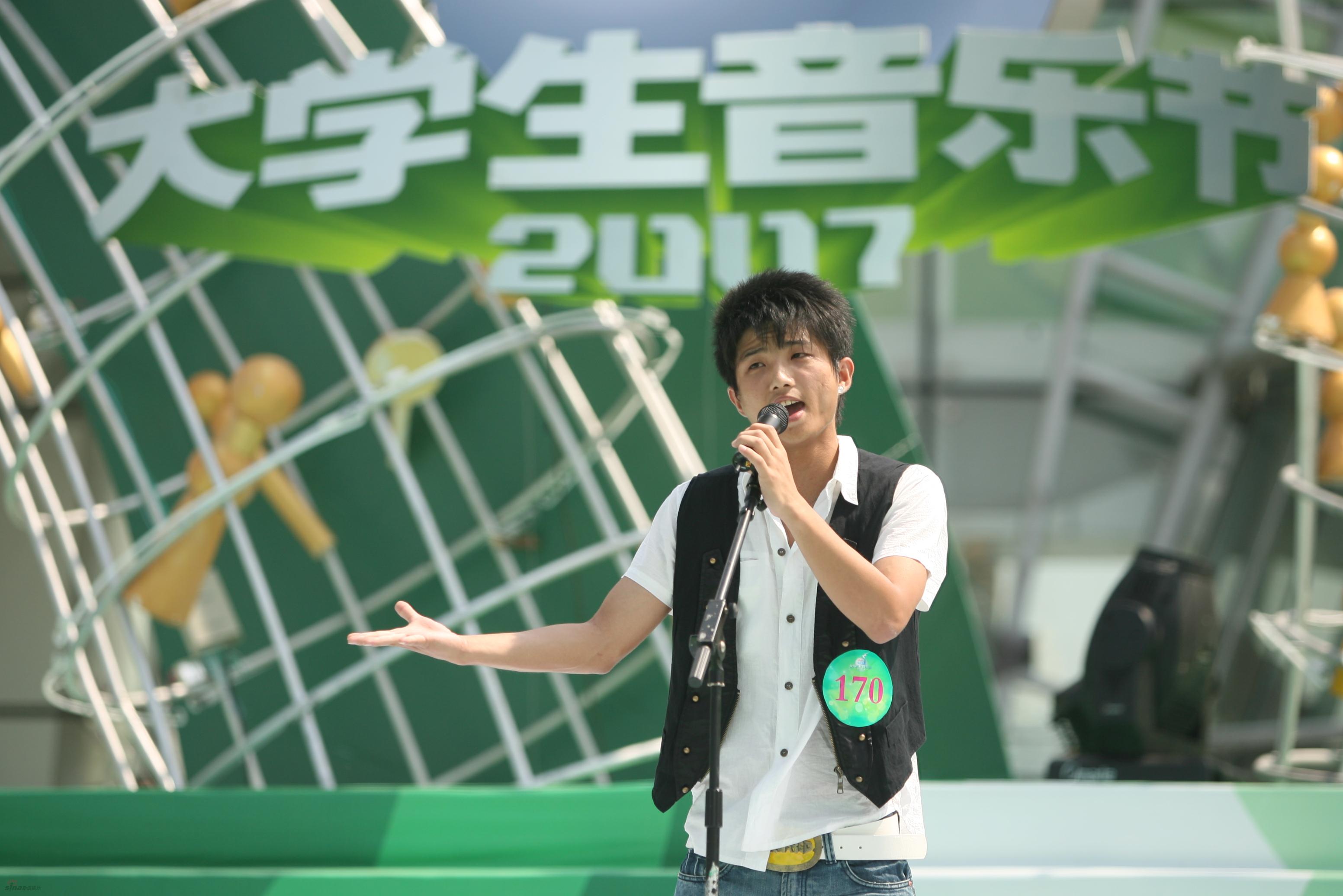 图文:大学生音乐节百人狂唱会学生展风采(42)