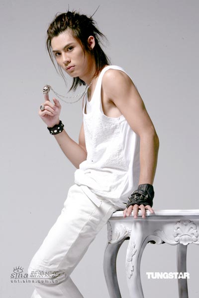 组图:陈奕转型推出新专辑 精壮身材散发男人味