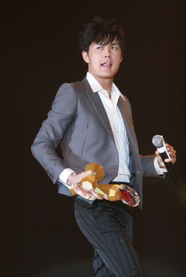 图文:吴克群手捧两奖 火热演唱表情调皮可爱