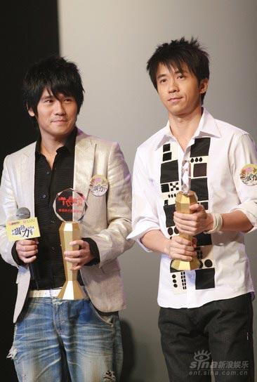 图文:曹格光良同获男歌手奖 手捧奖杯喜不自禁