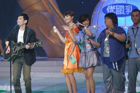 图文:大学生音乐节9强诞生--叶佳修弹唱