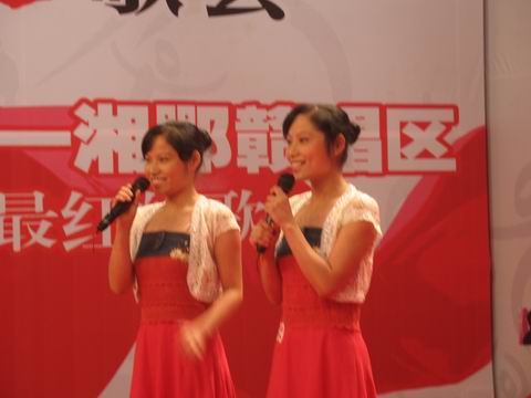 双胞胎姐妹花齐唱红歌