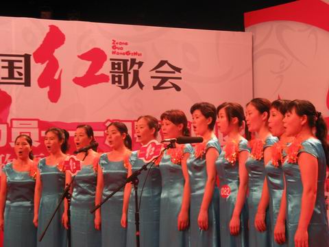 “蓝色娘子军”惊现红歌会