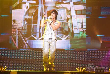 (听歌,blog) 回到南京,为其新专辑《万夫莫敌》举行了盛大的发布会,这