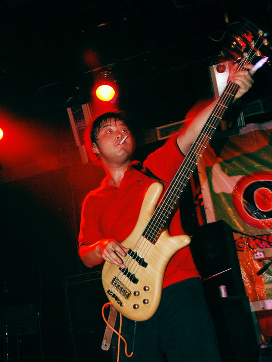 有"中国最具摇滚气质的说唱乐团"之称的cmcb乐队,以主唱王晓鸥,吉它