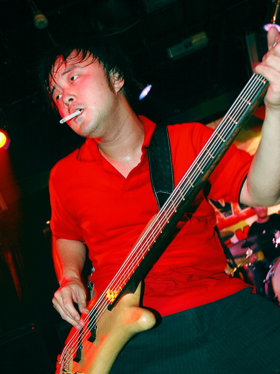 有"中国最具摇滚气质的说唱乐团"之称的cmcb乐队,以主唱王晓鸥,吉它