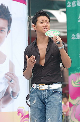 图文:中歌榜深圳"欢唱会"--罗中旭露胸肌