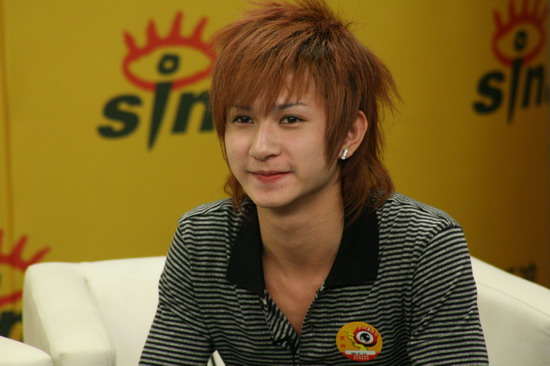 图文:快男组合独家做客聊天--刘洲成妩媚表情