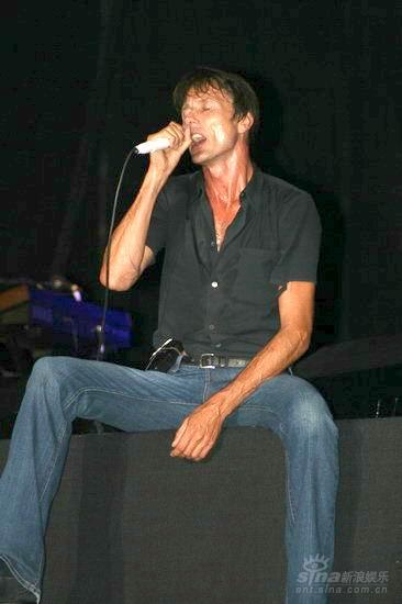 图文:山羊皮主唱brett anderson享受现场感觉