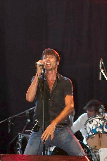 图文山羊皮主唱brettanderson卖力掀高潮