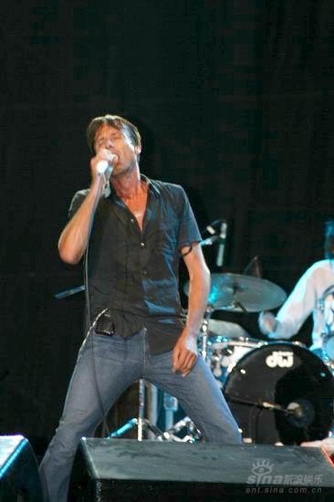 图文山羊皮主唱brettanderson受气氛感染