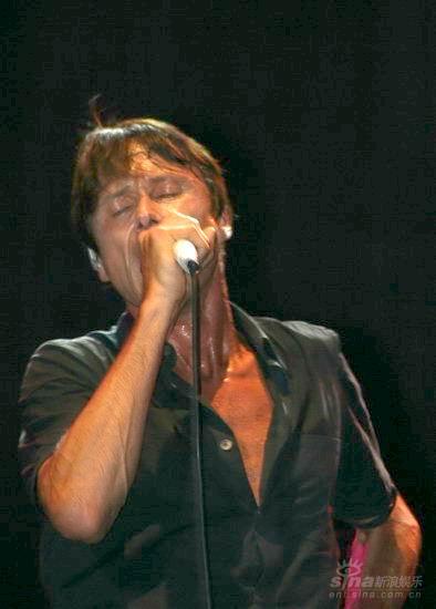 图文:山羊皮主唱brett anderson带动万人现场
