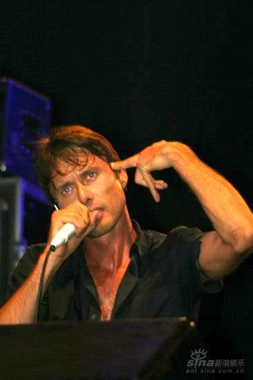 图文:山羊皮主唱brett anderson舞台肢体语言