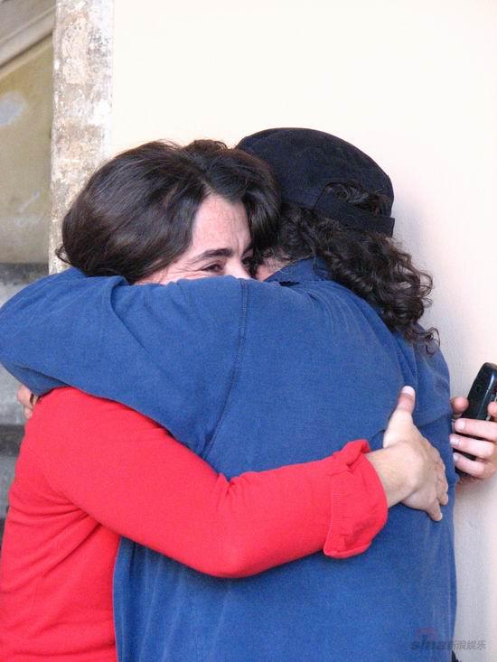 图文:歌迷敬仰帕瓦罗蒂遗容--一对情侣抱头哭泣