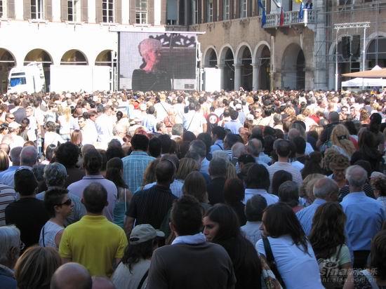 图文:帕瓦罗蒂葬礼现场--数万歌迷守候教堂前