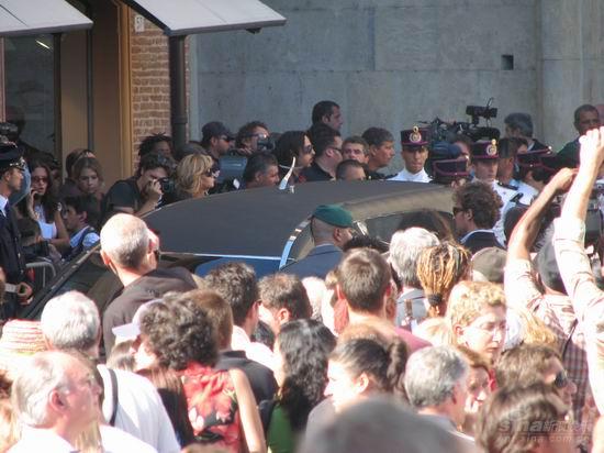 图文:帕瓦罗蒂葬礼现场--礼车等候教堂外