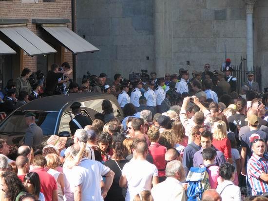 图文:帕瓦罗蒂葬礼现场--黑色礼车等候灵柩